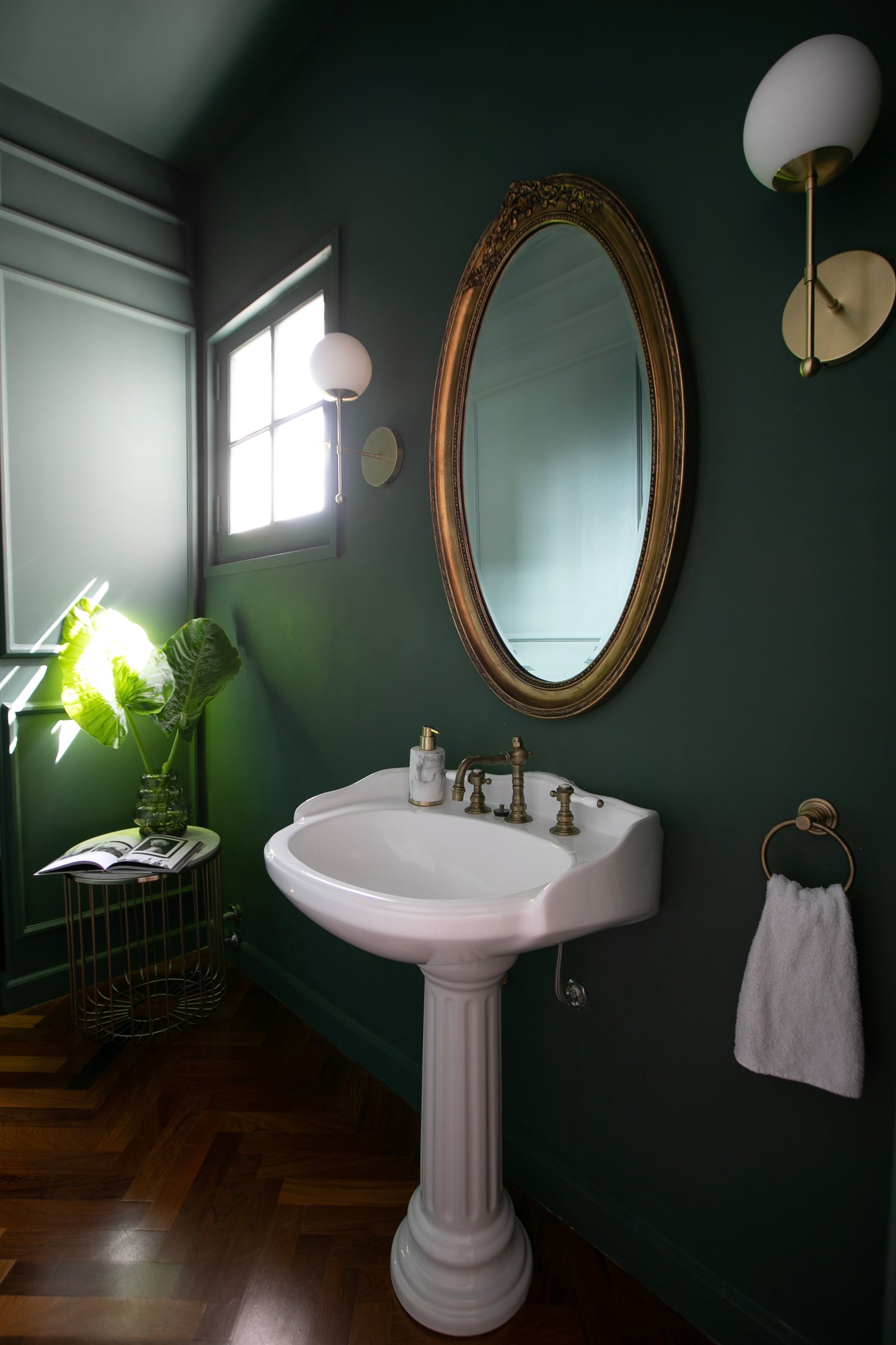 baño con paredes verde oscuro y espejo dorado — proyecto Lacroze, por Estudio Losa, en Belgrano